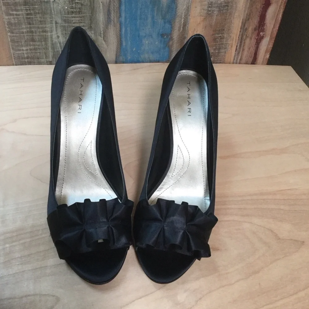 Tahari Sloan Womens Black Satin Peep Toe Ruffle High Heel Shoe Size 9.5